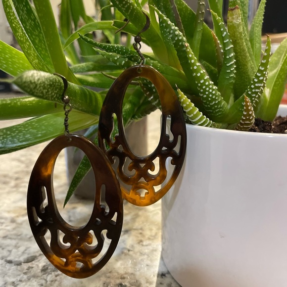 Jewelry - ~Vintage Tortoise Shell Patterned Earrings~